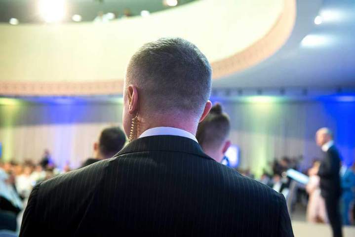 Des agents de sécurité qualifiés.